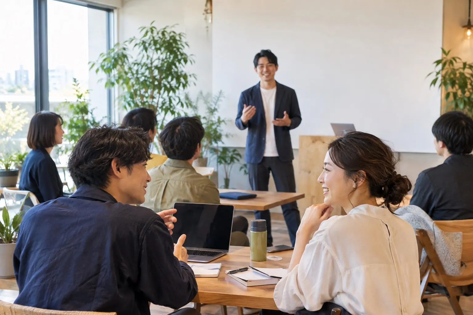 少人数のセミナーで学び合い交流する参加者のイメージ