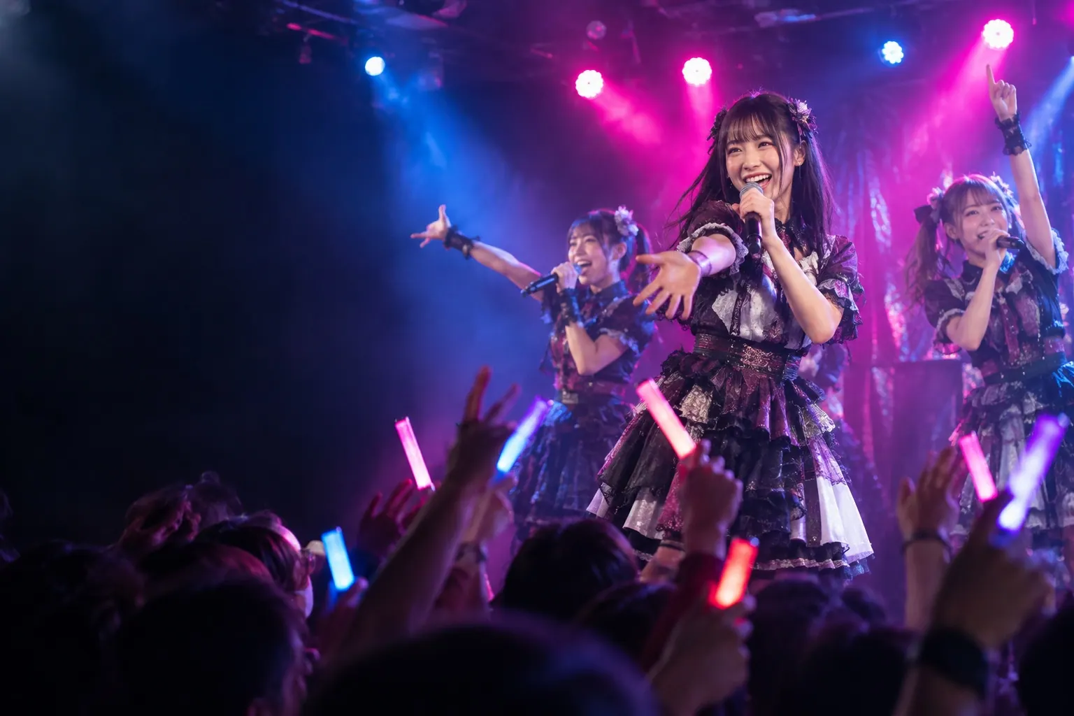 光るペンライトと共に楽しむアイドル公演のイメージ
