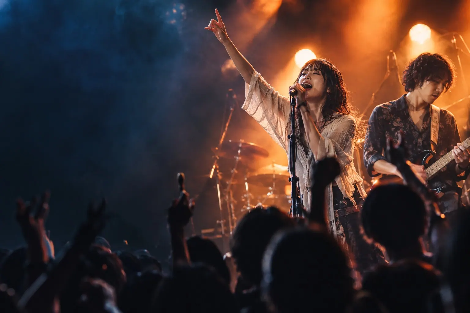音楽と熱気を分かち合うライブのイメージ